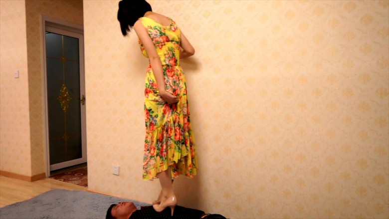 宅七高跟鞋踩脖子窒息_绳艺库视频下载