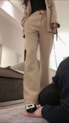 套路直播视频【萱萱】车模长腿艺术-高跟踩/耳光抽/吃口水/凳脚深喉 bf26134_绳艺库视频下载