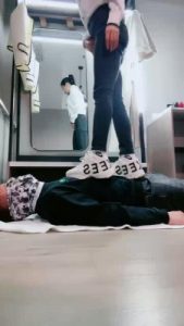 【昆山小主】女白领踩踏/踢裆场 bf21253_绳艺库视频下载