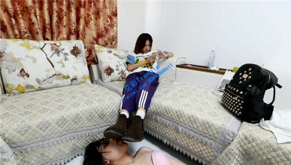 【珊瑚湾】夏季雪地靴制造臭脚玩弄女M_绳艺库视频下载