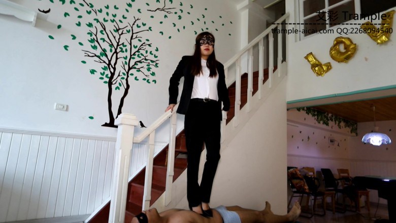 【冰时代】焱冰s职业装细高跟极端踩踏_绳艺库视频下载