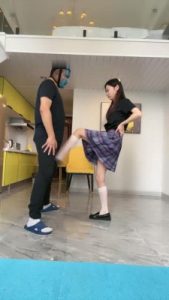 【樱木花椒】JK裙学生妹踢裆 bf14639_绳艺库视频下载