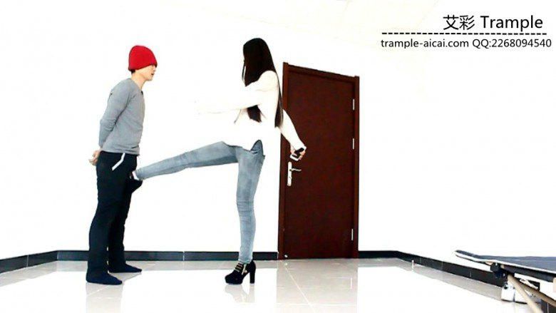 超美冷傲天依女主高跟短靴对贱狗踢踹、坐腹及全体重踩踏！_绳艺库视频下载