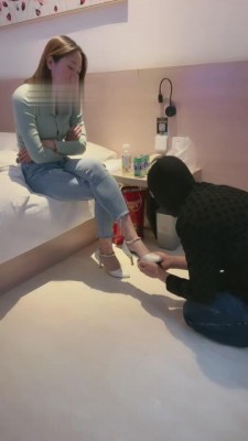 【五月】斯文御姐羞辱跪舔奴 bf13505_绳艺库视频下载