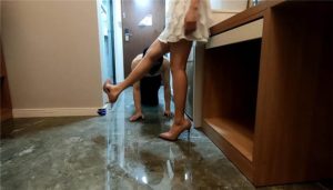 佛山小夏大人玉足牛奶洗脚,高跟插嘴坐脸_绳艺库视频下载