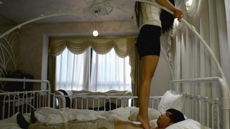 『奴隶岛』—婷婷初次体验踩踏、踮脚尖碾踩_绳艺库视频下载