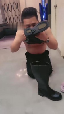 【滔滔】偷舔鞋被发现后暴打 bf6781_绳艺库视频下载