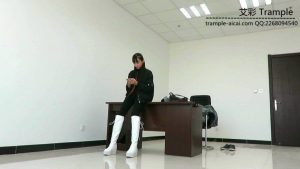 00后天使女主白色长靴骑乘牲畜马来回溜达！_绳艺库视频下载