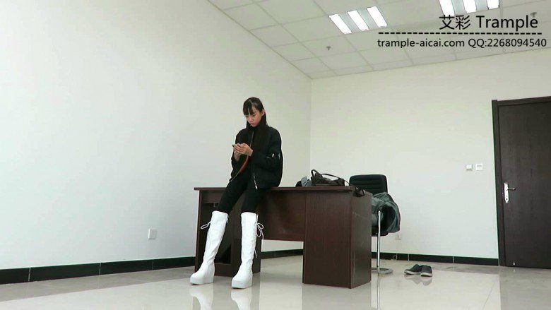 00后天使女主白色长靴骑乘牲畜马来回溜达！_绳艺库视频下载