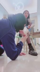 【七月大大】偷丝袜的bt被惩罚 bf11019_绳艺库视频下载