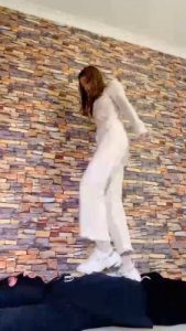 【冷鸢大大】素人运动鞋全体重踩踏 bf20208_绳艺库视频下载