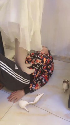 【依依子】肉丝全体重踩踏/鞭打/虐乳臭脚狂舔 bf27446_绳艺库视频下载