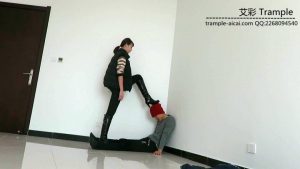 00后女主长筒靴耳光、骑乘、靴底踩脸、虐踩下体调教贱狗！_绳艺库视频下载