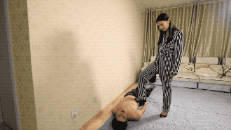 凶狠艺术高跟踩踏_绳艺库视频下载