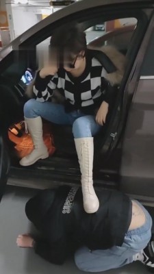 【语晴】停车场公开处决恋足狗 bf5652_绳艺库视频下载