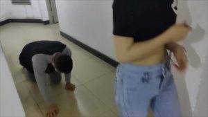 【00后小彤】遛狗回家让贱狗清理鞋底喝袜子水 YC-220711_绳艺库视频下载