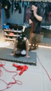 【唯雅】五花大绑囚禁虐 bf20809_绳艺库视频下载