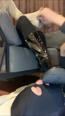 套路直播视频【兔S】长靴白袜碾压脚垫 bf24808_绳艺库视频下载