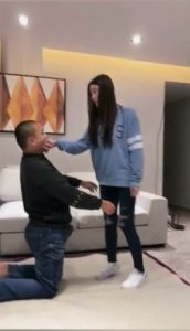 绝美vivi艺术踢脸踢裆发泄_绳艺库视频下载