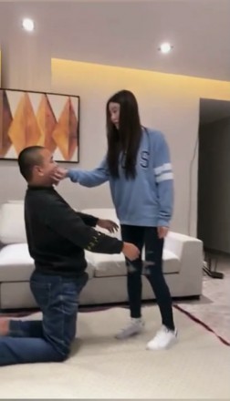 绝美vivi艺术踢脸踢裆发泄_绳艺库视频下载