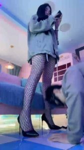 套路直播视频【安晴】精神小妹网袜高跟诱惑-关狗笼强制舔/吃拉丝口水 bf26063_绳艺库视频下载