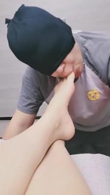 【蜜桃儿】夫奴伺候舔脚【完整版】 bf10353_绳艺库视频下载