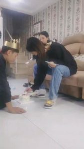 【雪儿】双S脚踩蛋糕喂寿星狗 bf11456_绳艺库视频下载