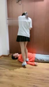 【柚子姐】小白鞋全体重踩踏/sp bf19144_绳艺库视频下载