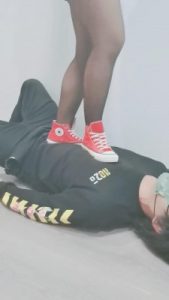 【小欣欣情侣】开发蹂躏脚垫/帆布鞋小白鞋艺术跳踩 bf26942_绳艺库视频下载