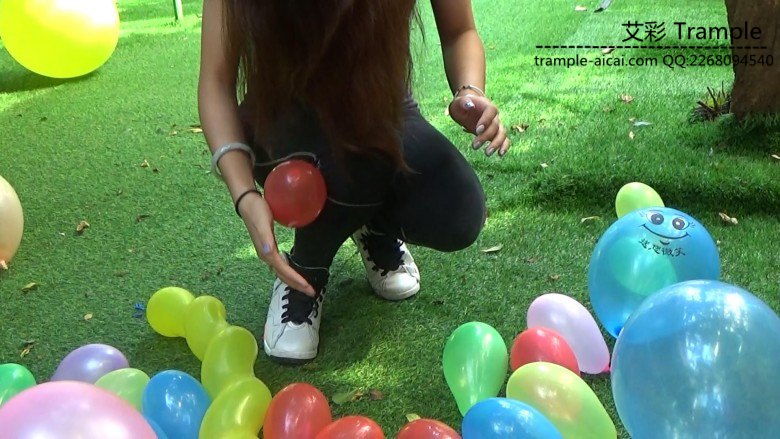 黑丝运动鞋雨靴踩气球_绳艺库视频下载