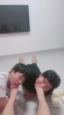 【希希子情侣M】双狗争宠舔脚专场 bf11830_绳艺库视频下载