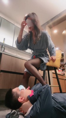 套路直播视频【禾末】厕奴驯化记-超多圣水喝/黑丝美腿诱惑/内裤套头堵嘴 bf26430_绳艺库视频下载