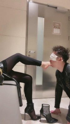 【歌迪丝】逛街累了让狗伺候原味脚 bf10799_绳艺库视频下载