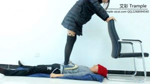 甜美媛媛女主帆布鞋蹦跳踩踏贱狗身体下体！_绳艺库视频下载