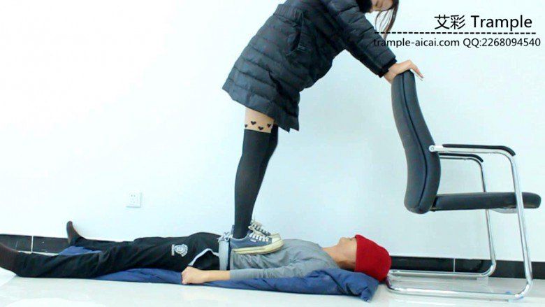 甜美媛媛女主帆布鞋蹦跳踩踏贱狗身体下体！_绳艺库视频下载