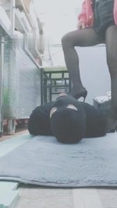 【灵竹】折磨贱狗踩肚子/踹后背/舔鞋 bf7314_绳艺库视频下载