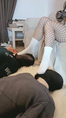 【飞扬女王】白棉袜踩踏双狗 bf9976_绳艺库视频下载