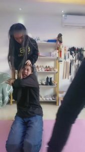 【悦女皇】三主虐狗-耳光/辱骂/踢踹/舔鞋 bf9838_绳艺库视频下载