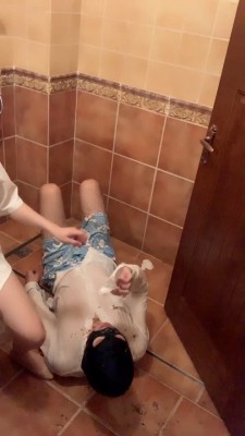 套路直播视频【宝爷】超重口-踩踏强迫吃呕吐物 bf25328_绳艺库视频下载