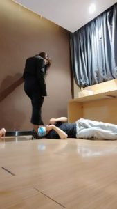 套路直播视频【梵高】金融白领黑丝高跟调-踩踏/舔闻原味丝袜jio【双视角版】bf26000_绳艺库视频下载