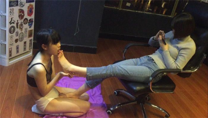 蘿莉閨蜜深喉遊戲_绳艺库视频下载