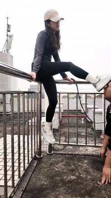 【素人星探】户外阳台小白鞋女神调-骑马踩踏虐乳/舔鞋袜 bf28159_绳艺库视频下载