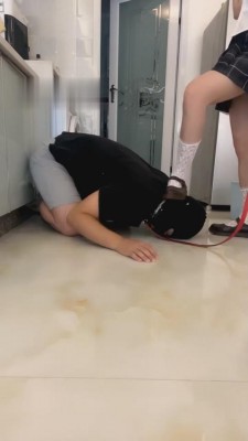 【云云酱】全体重踩踏/鞋底喝酸奶 bf618_绳艺库视频下载