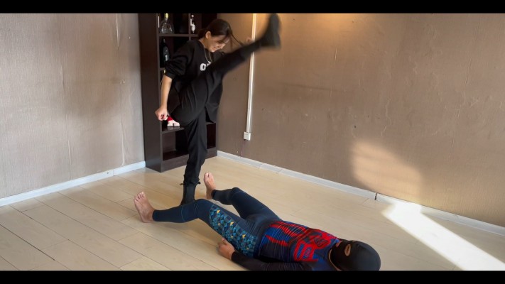 【蛋碎娇娃】『超S·联盟』路遇猥琐男?踢废! YC-220726-4_绳艺库视频下载