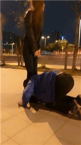 vivi-户外惊险遛狗过马路_绳艺库视频下载