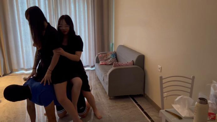 珂玥带18岁妹妹玩踩踏踢裆让狗奴舔脚-珂玥教坏素人妹妹-语言羞辱超刺激 YC-220704-4_绳艺库视频下载