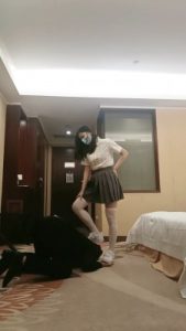 套路直播视频【御神】强制小白鞋白丝提档/踩踏闻臭鞋臭袜 bf26770_绳艺库视频下载