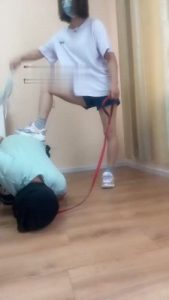 【黑泽兮呀】表妹场-小白鞋提档/踩踏/亲脚 bf17212_绳艺库视频下载