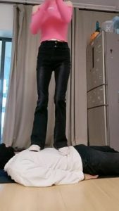 【艺术美学】帆布鞋裸足踩踏喂食 bf22346_绳艺库视频下载