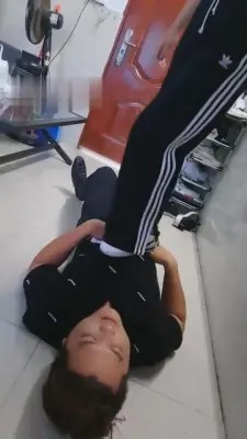 【滔滔】扫楼被女房客发现后被暴虐变狗 G-210712-11_绳艺库视频下载